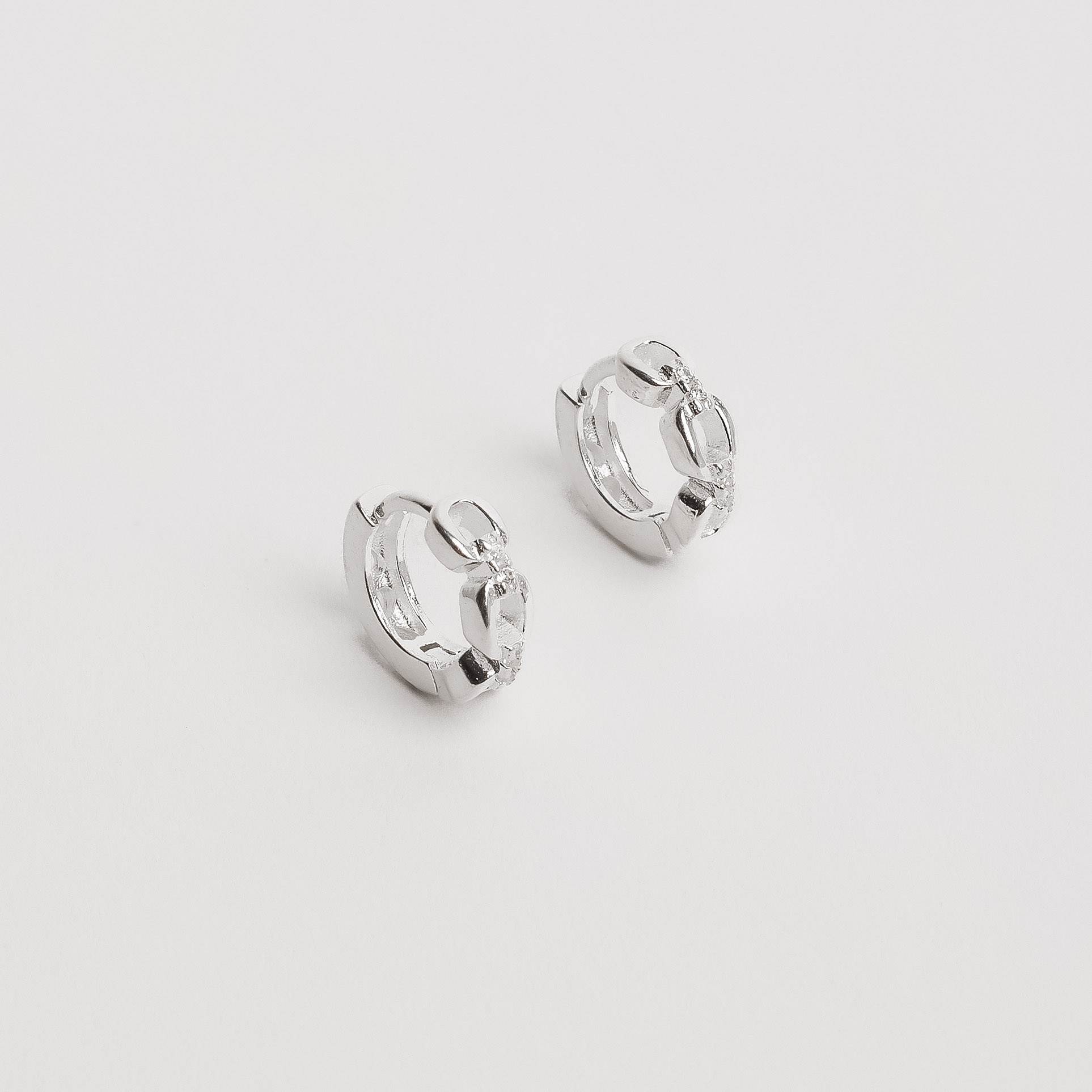 Imagem Argola click corrente com zircônias 10mm detalhe corações vazados