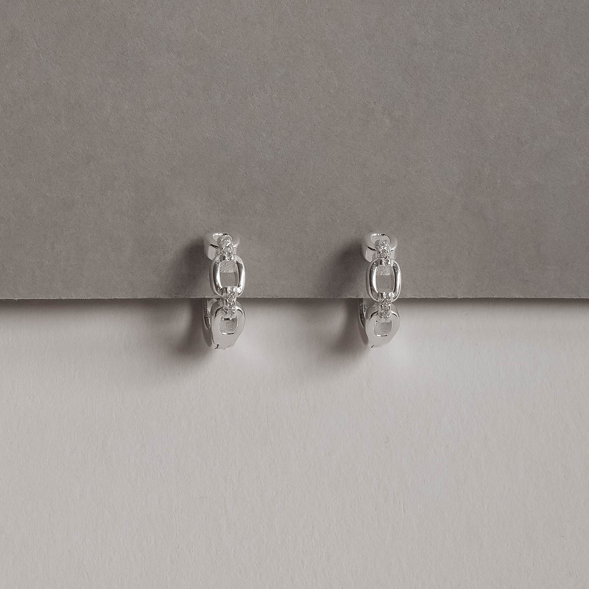 Imagem Secundária Argola click corrente com zircônias 10mm detalhe corações vazados