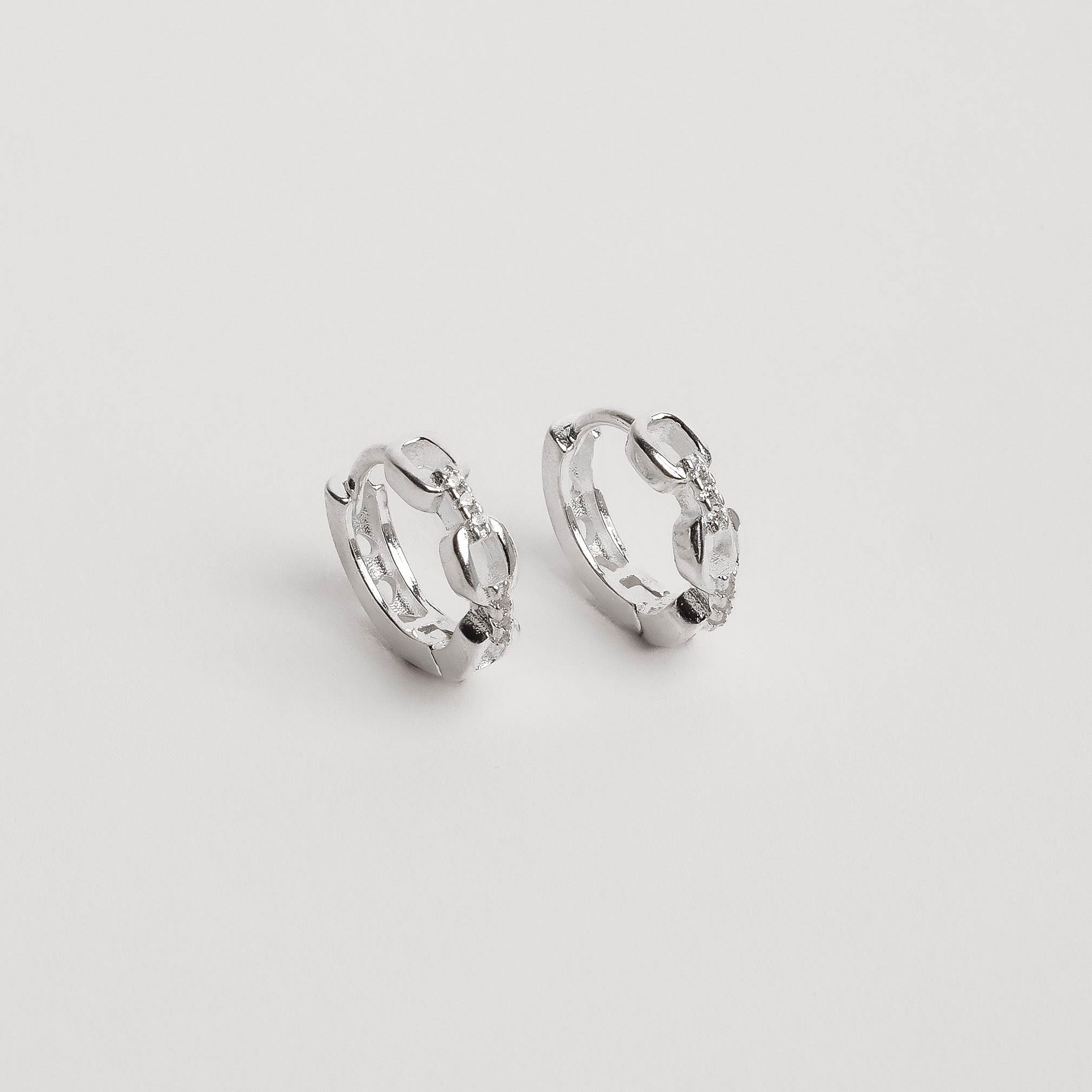 Imagem Argola click corrente com zircônias 12mm detalhe corações vazados
