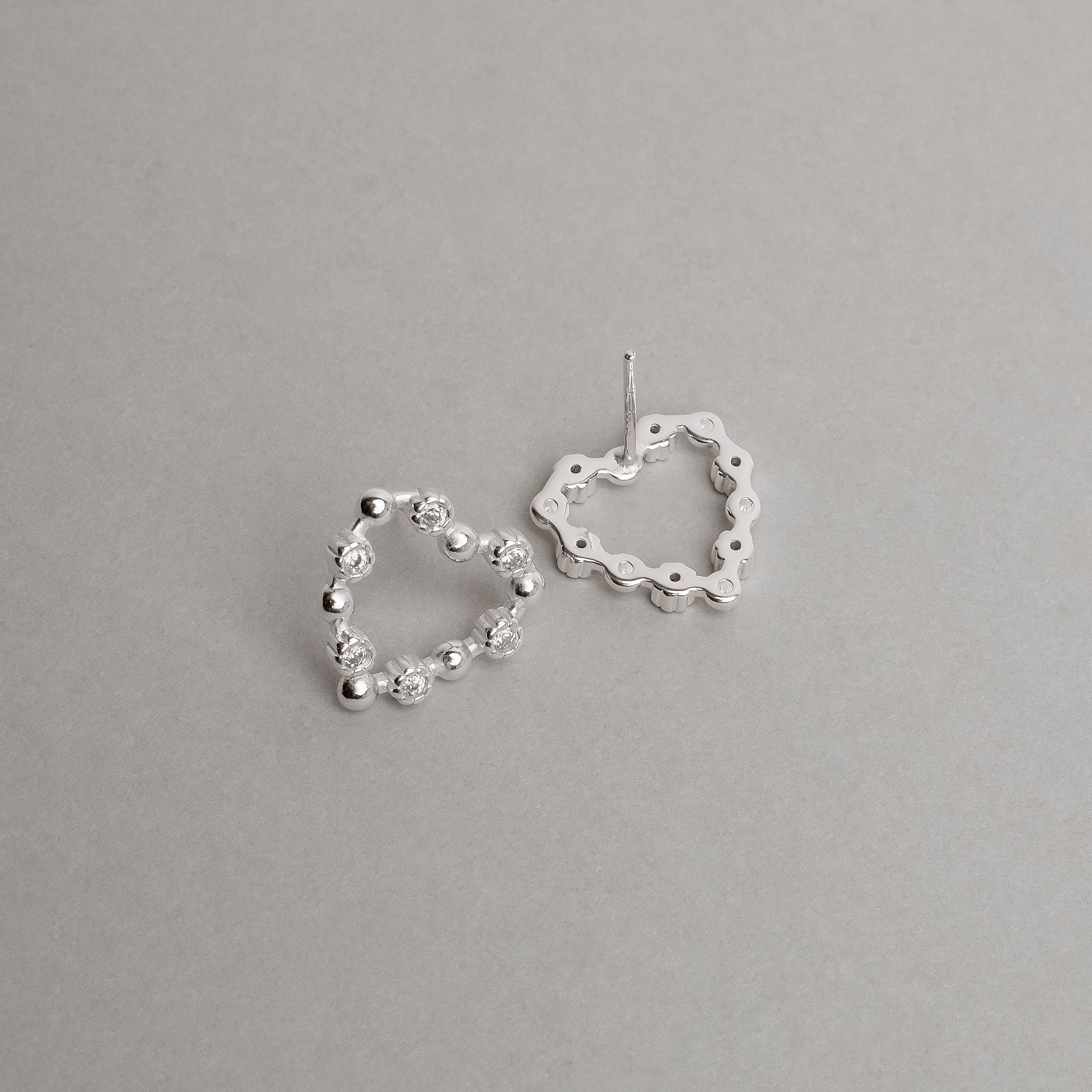 Imagem Secundária Brinco coração vazado bolinhas e zircônias 15mm