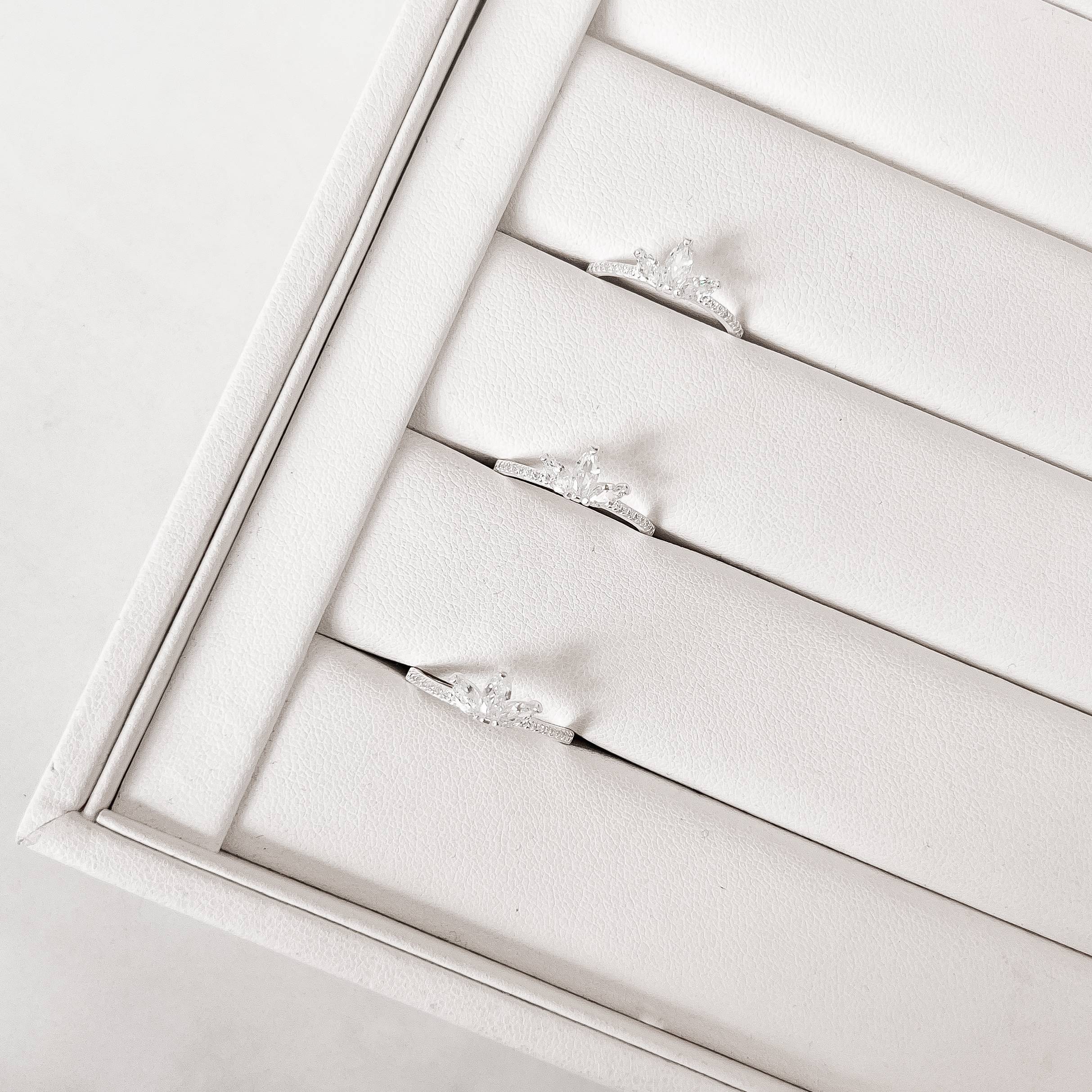 Anel 3 zircônias navete detalhe cravejado