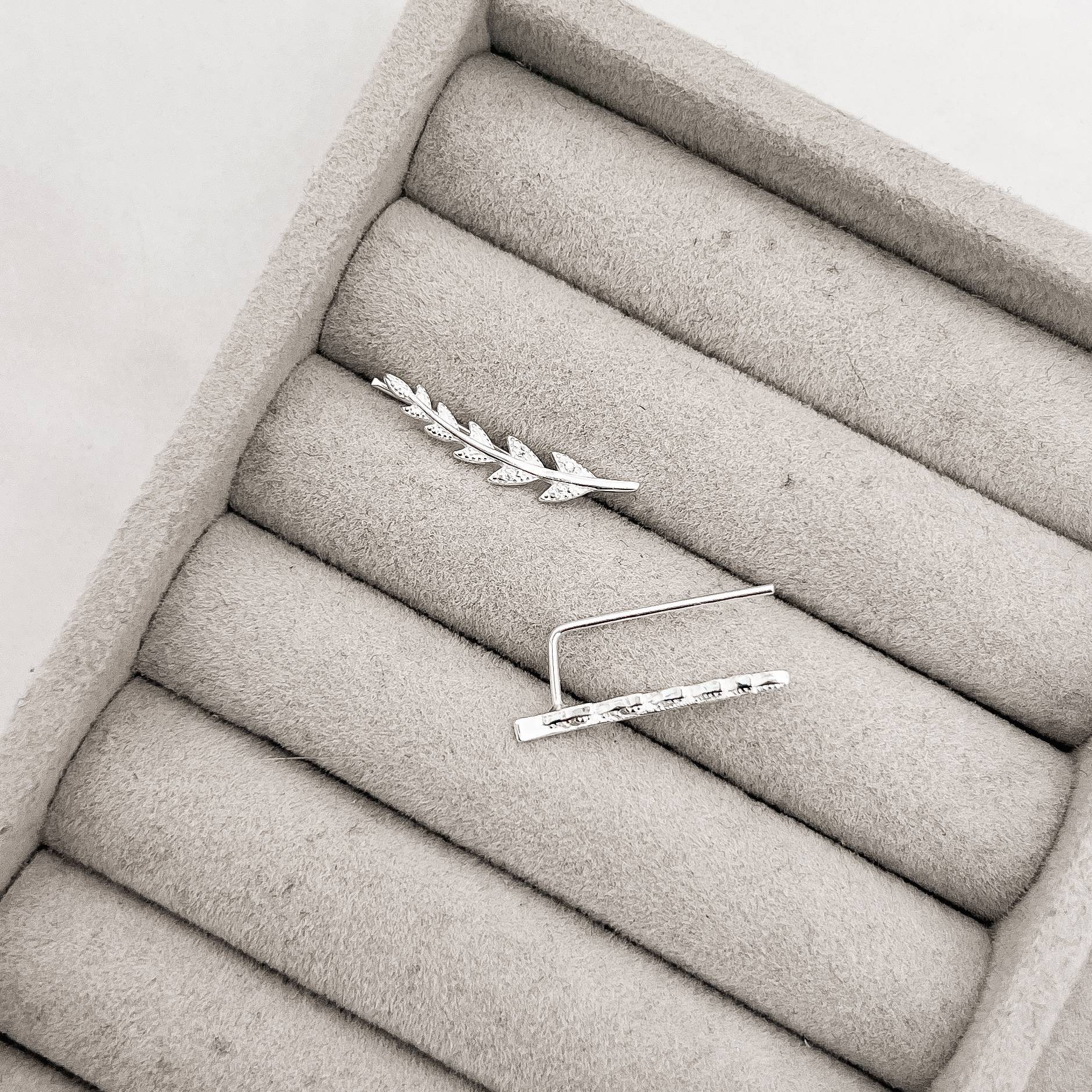 Brinco ear cuff hera cravejado