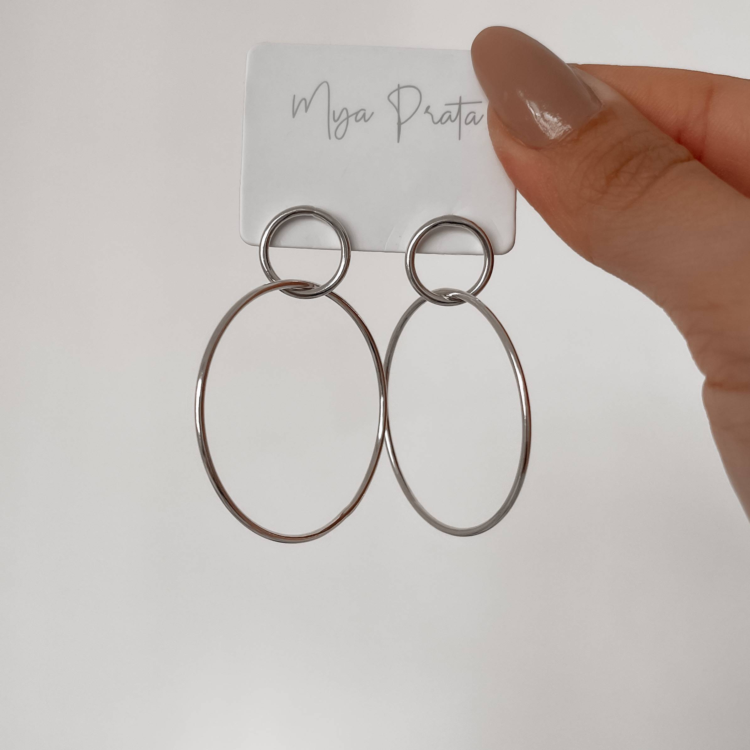 Brinco círculo com círculo pendurado 47mm