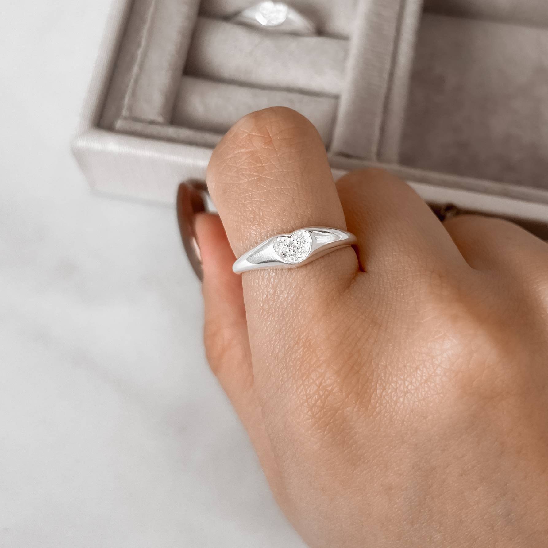 Imagem Secundária Anel largo com coração cravejado