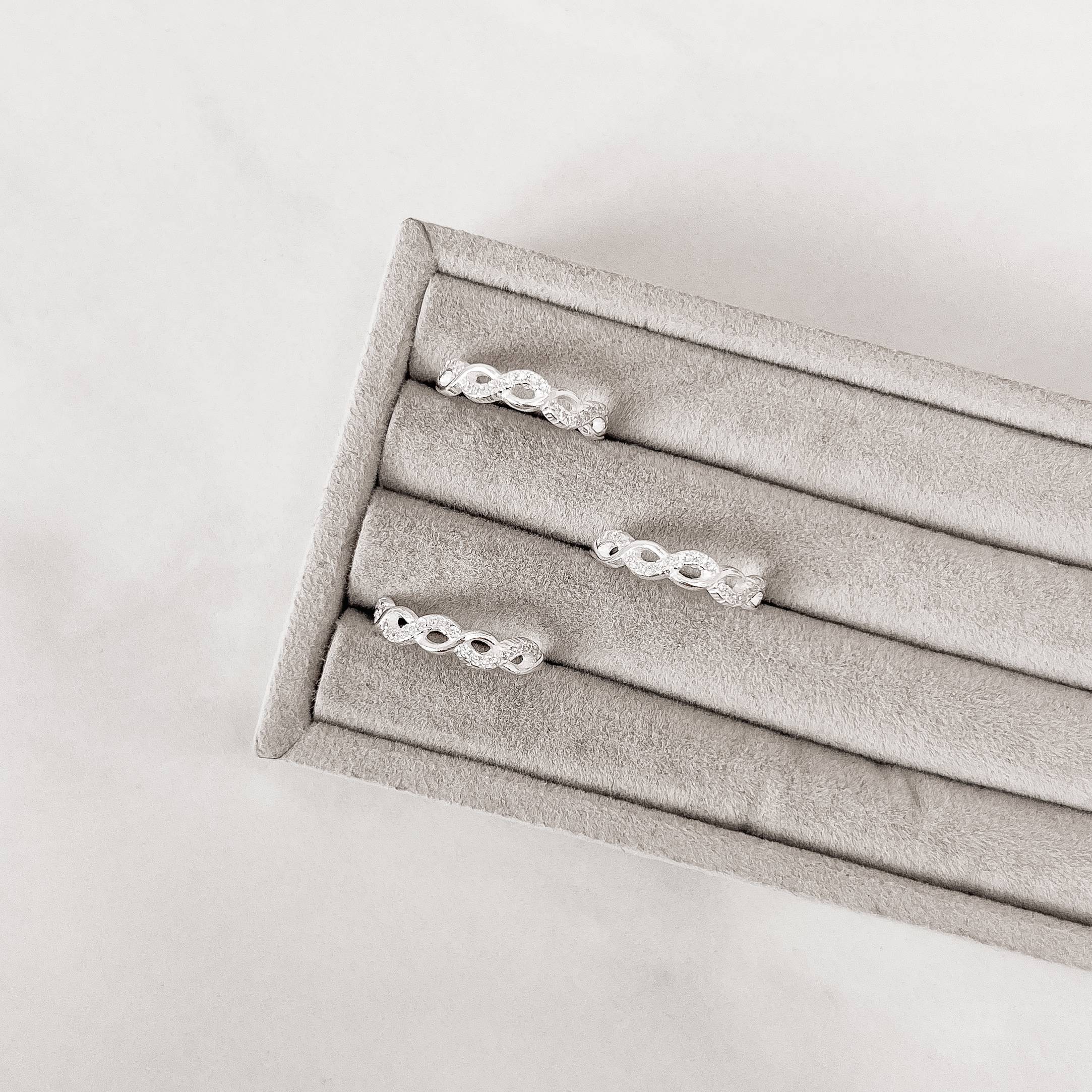 Anel trançado detalhe cravejado