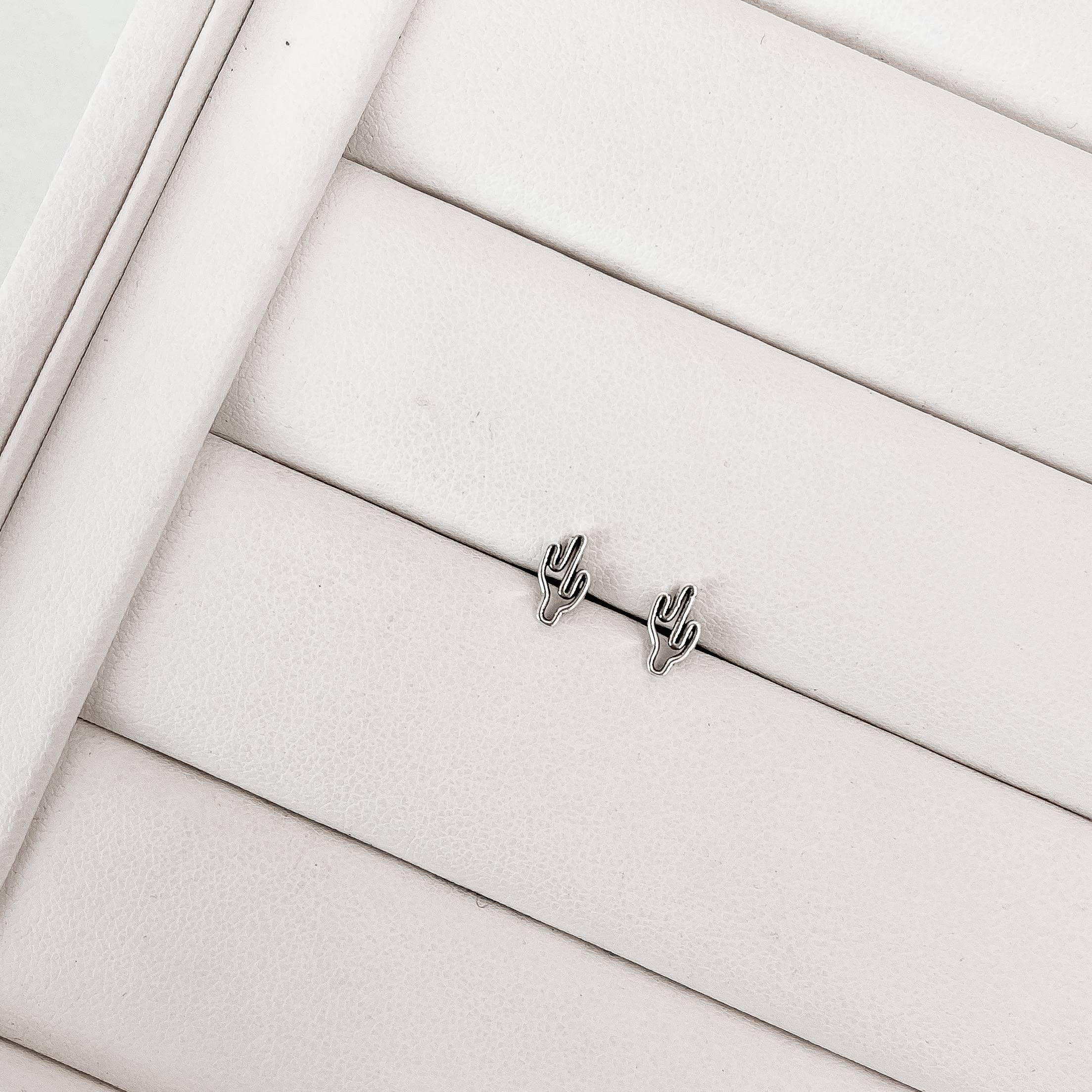 Brinco cacto vazado envelhecido 8mm