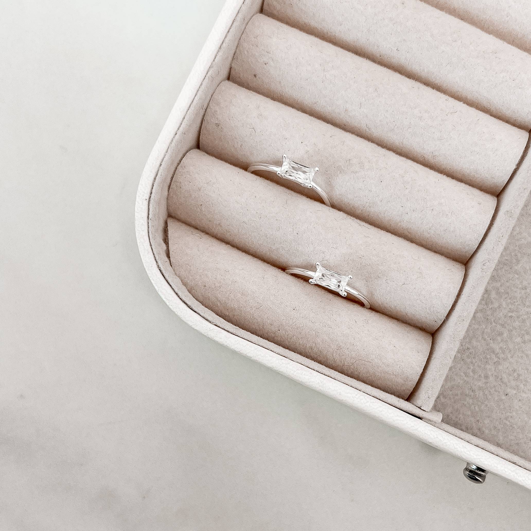 Imagem Anel solitário zircônia retangular caixa alta