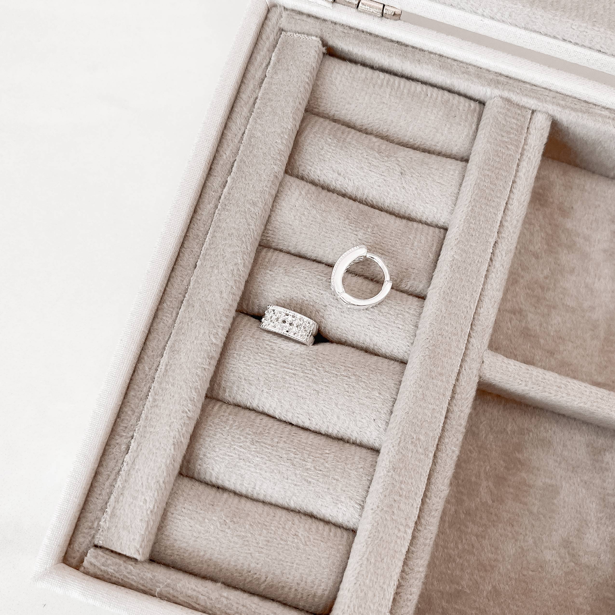 Argola click 11mm vazada cravejada