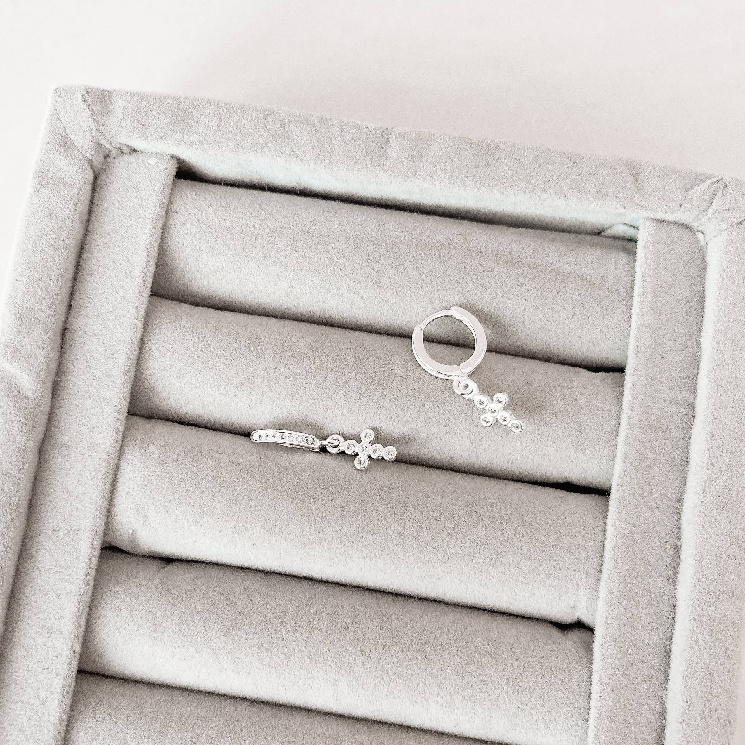 Argola click cravejada 10mm pingente cruz cravejada