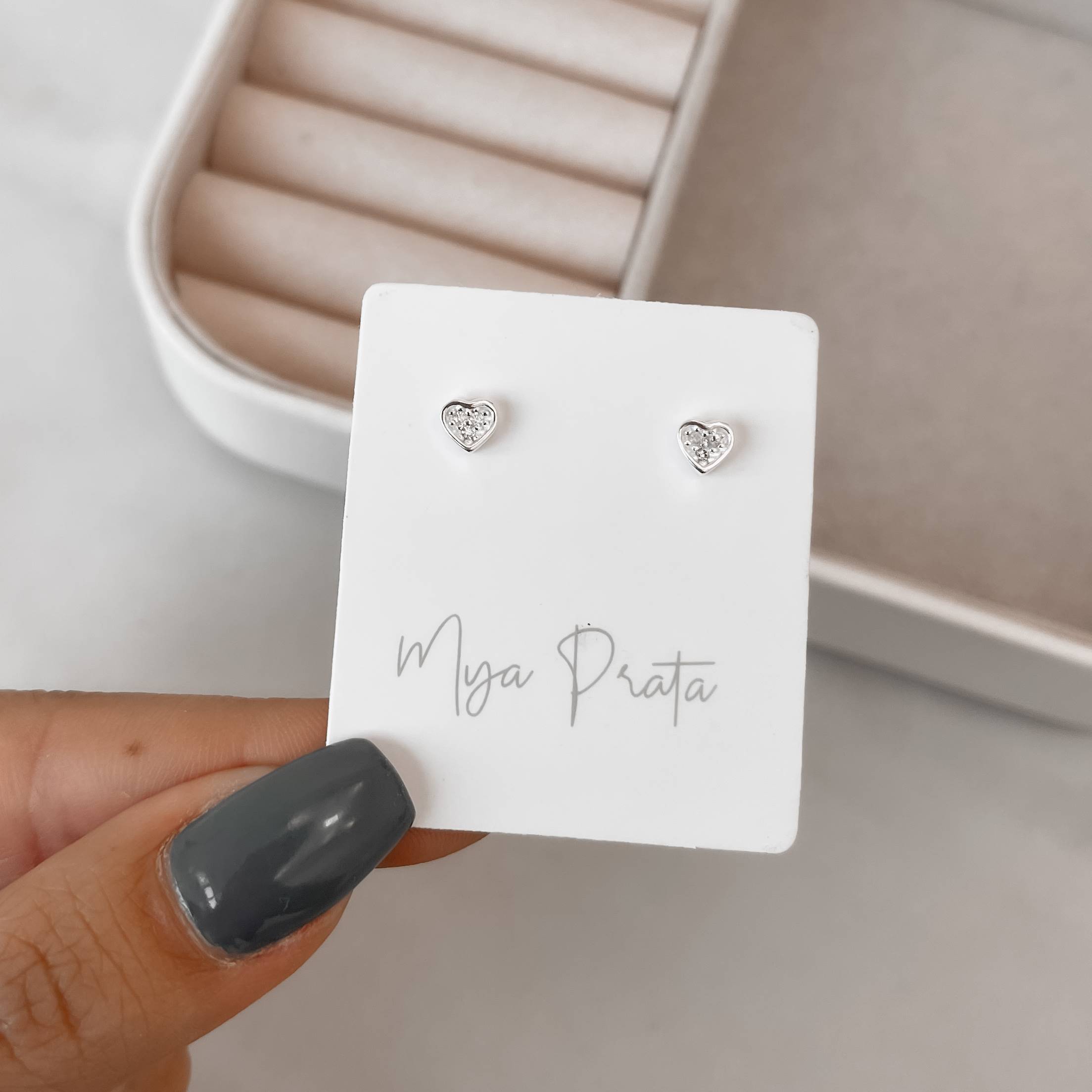 Imagem Secundária Brinco coração com zircônias 5mm