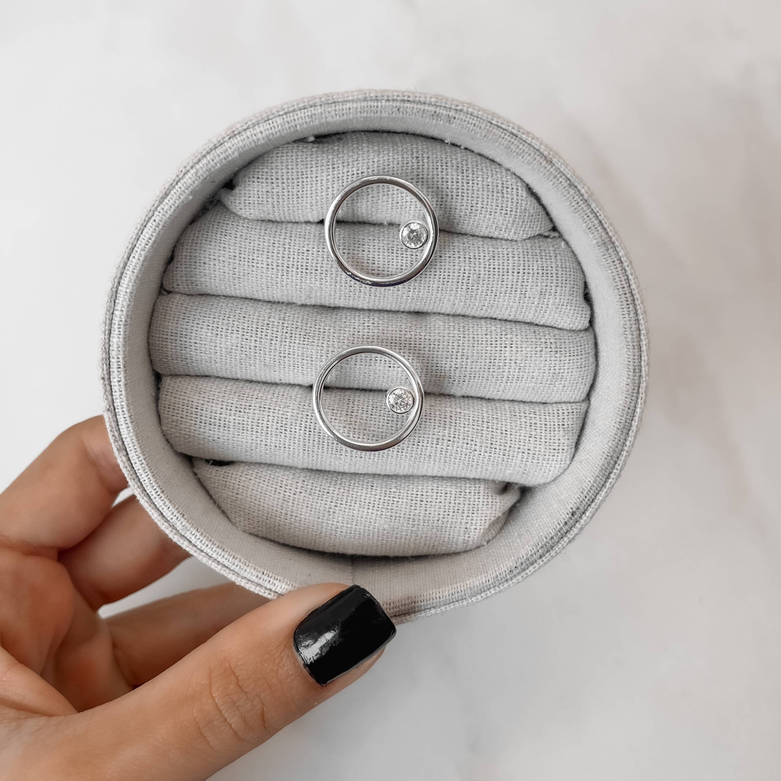 Anel círculo vazado com zircônia