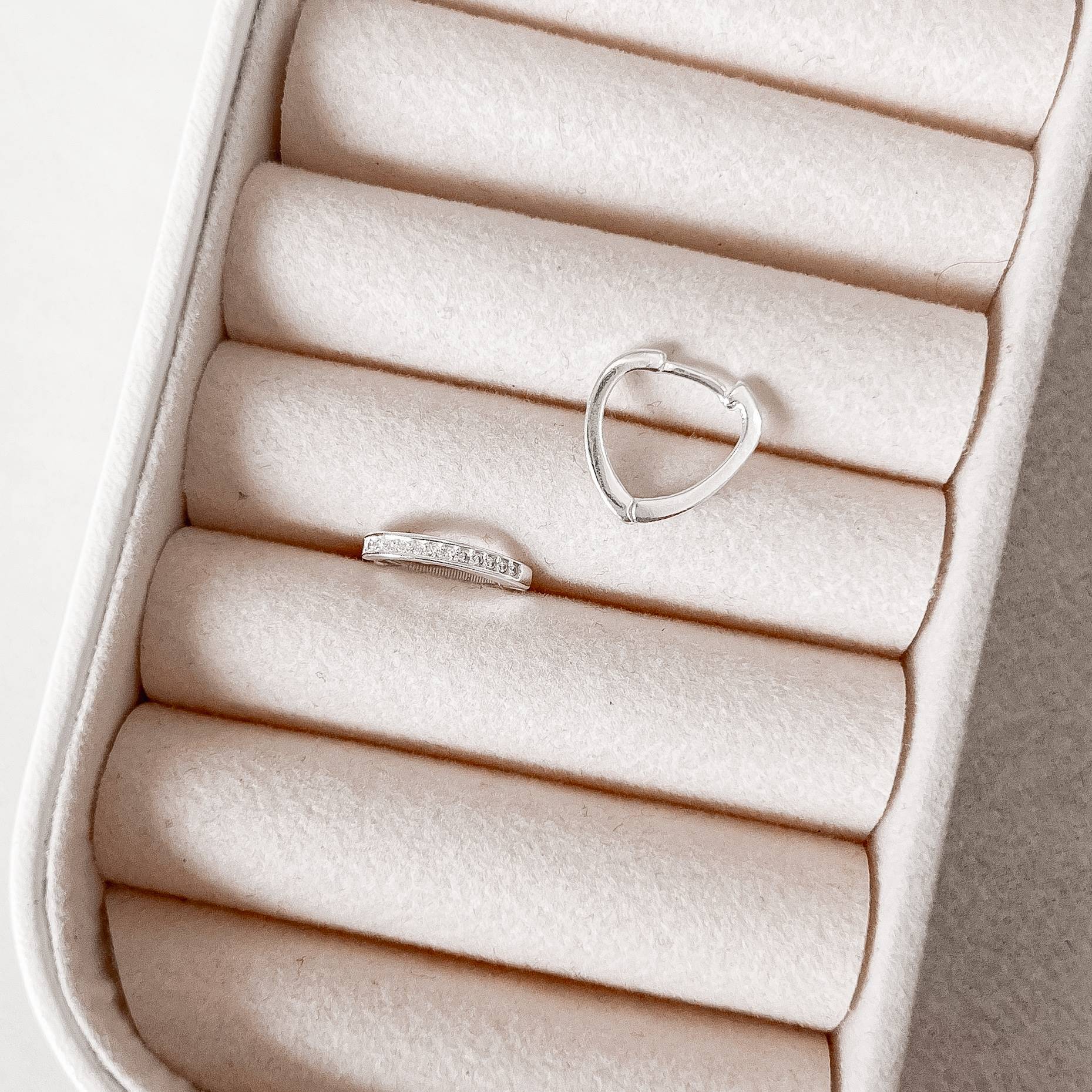 Argola click gota cravejada 13mm