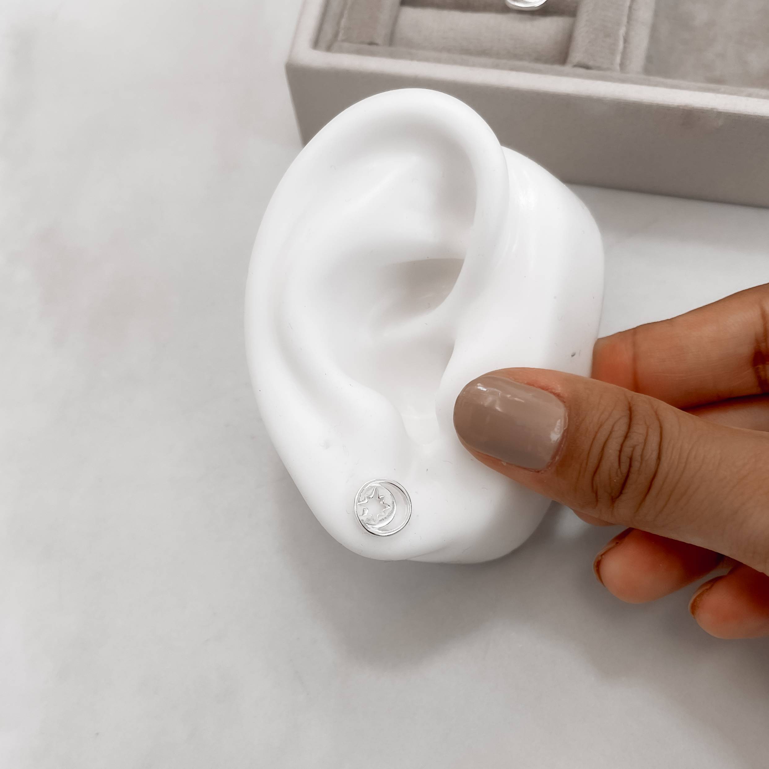 Imagem Secundária Brinco medalha lua e estrela vazadas 9mm