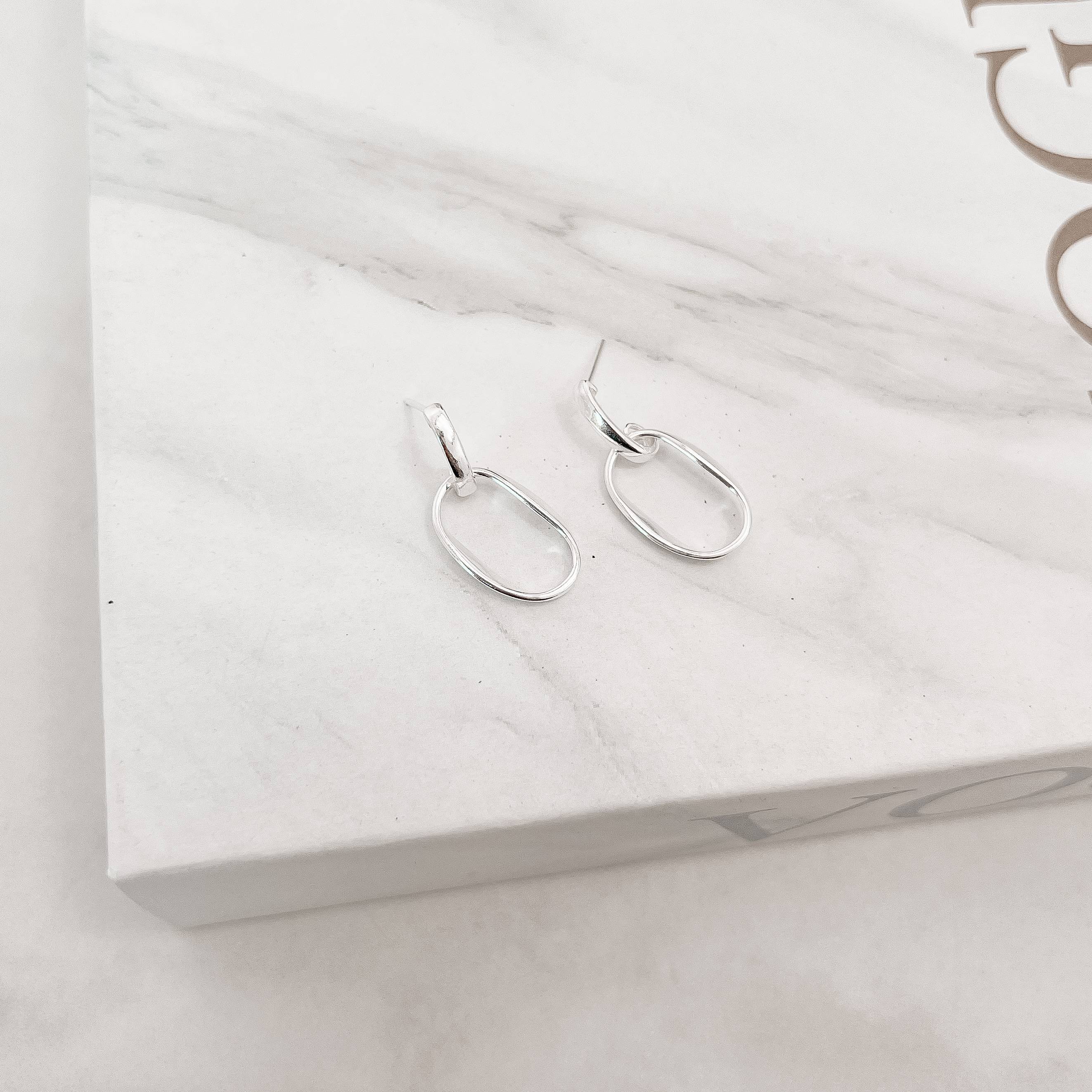 Brinco meia argola pingente elo oval 19mm tarraxa