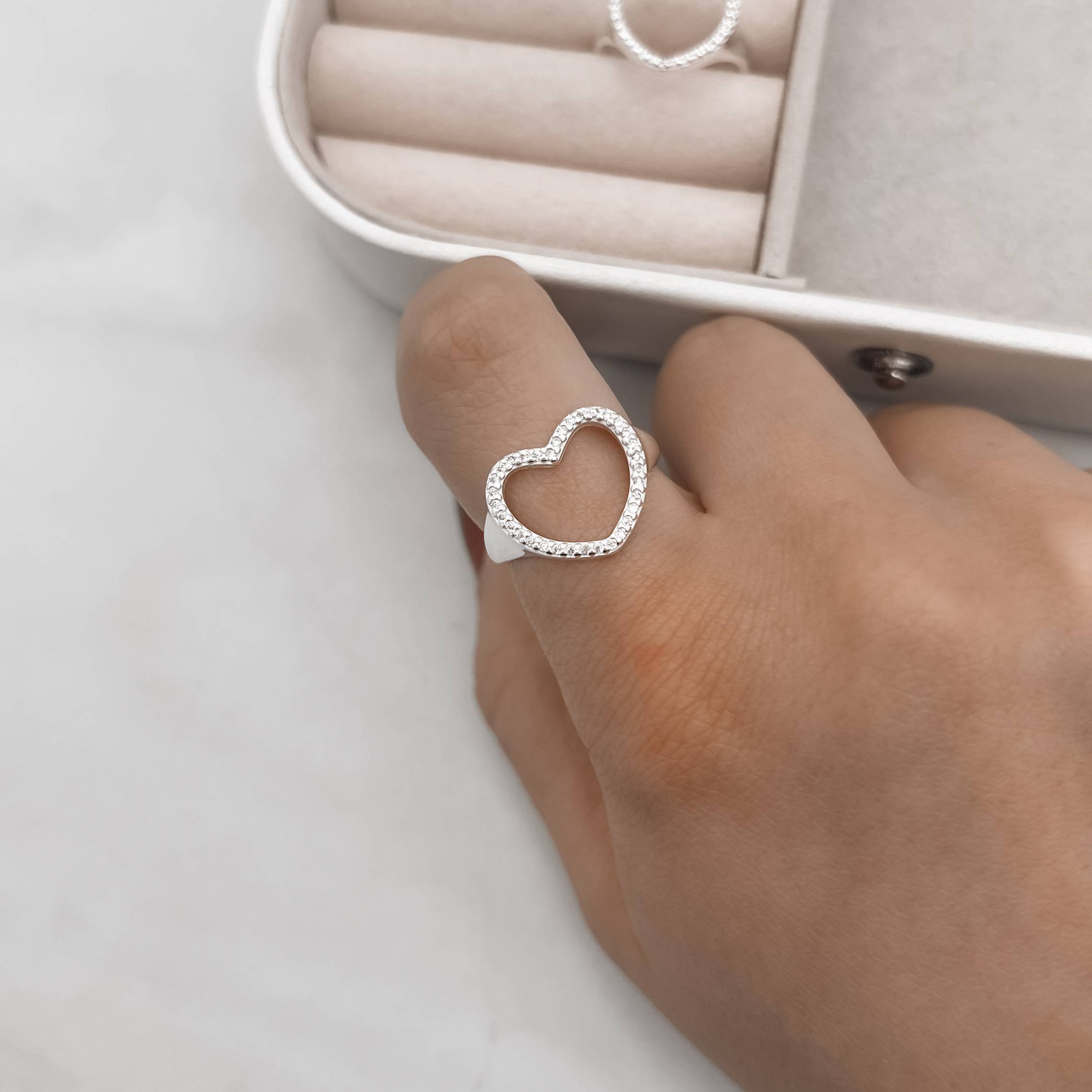 Imagem Secundária Anel coração vazado cravejado 16mm