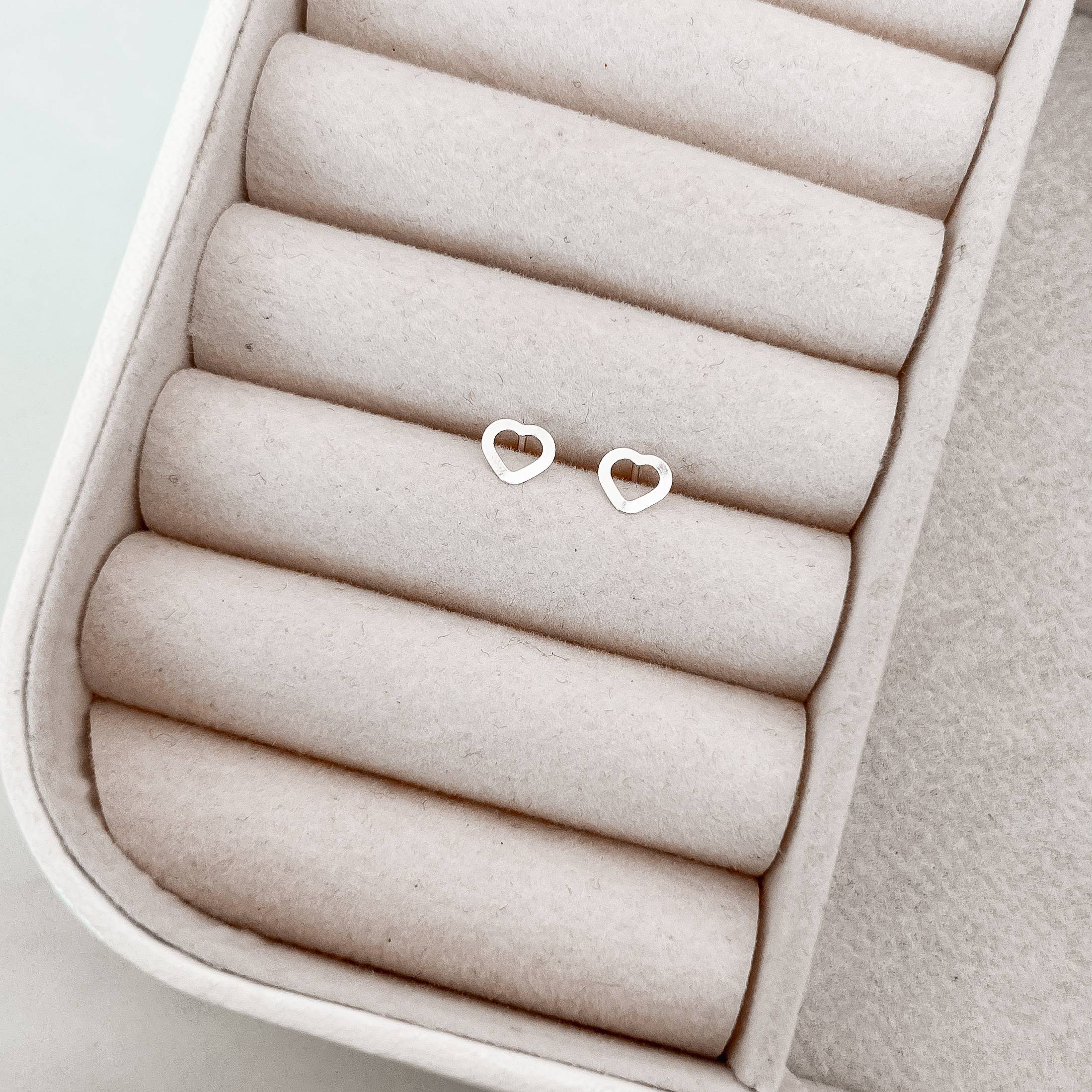 Imagem Brinco coração vazado 6mm