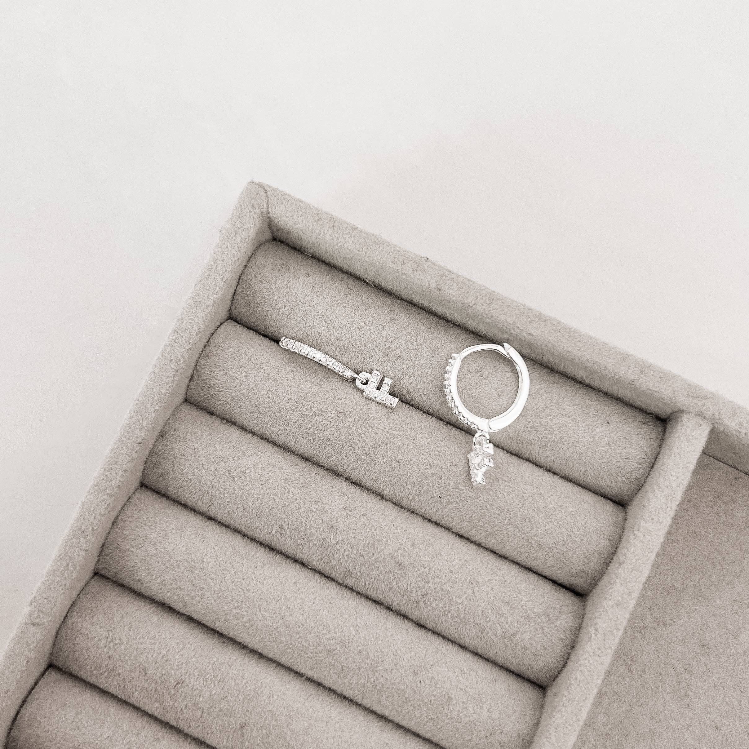 Argola click cravejada 14mm pingente letra F