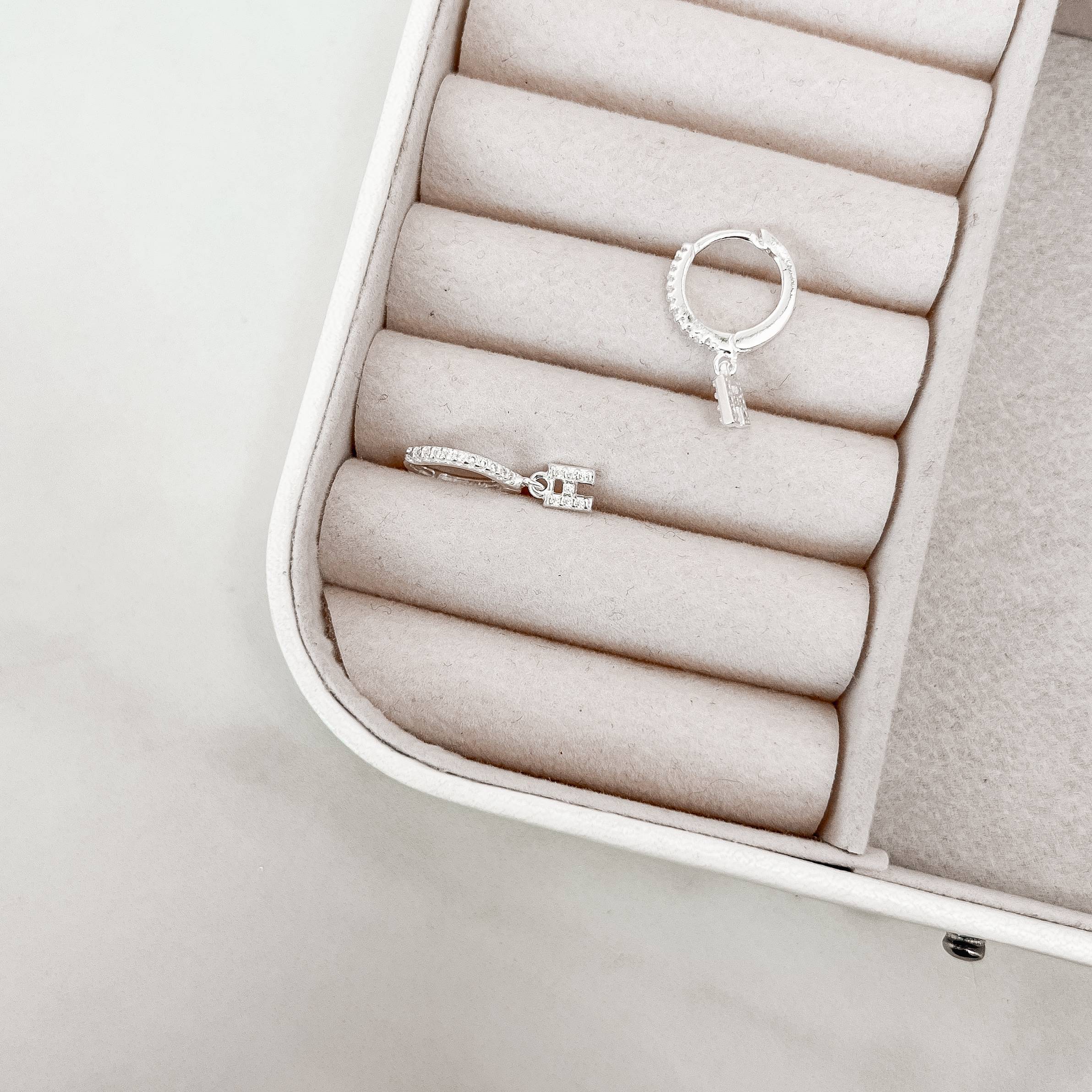 Argola click cravejada 14mm pingente letra H