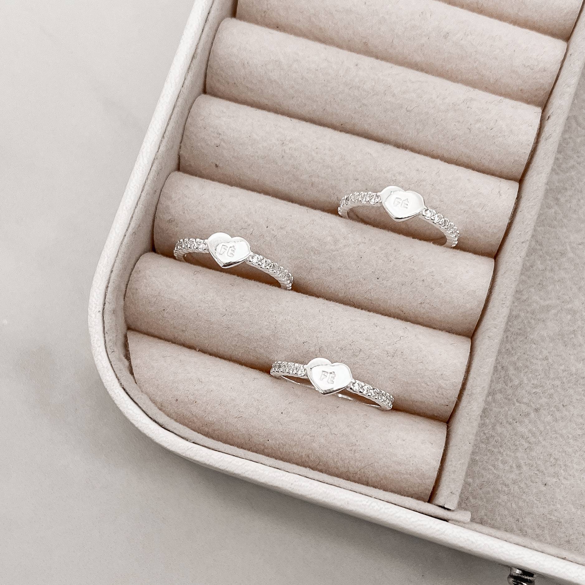 Anel coração escrito fé com cravejado