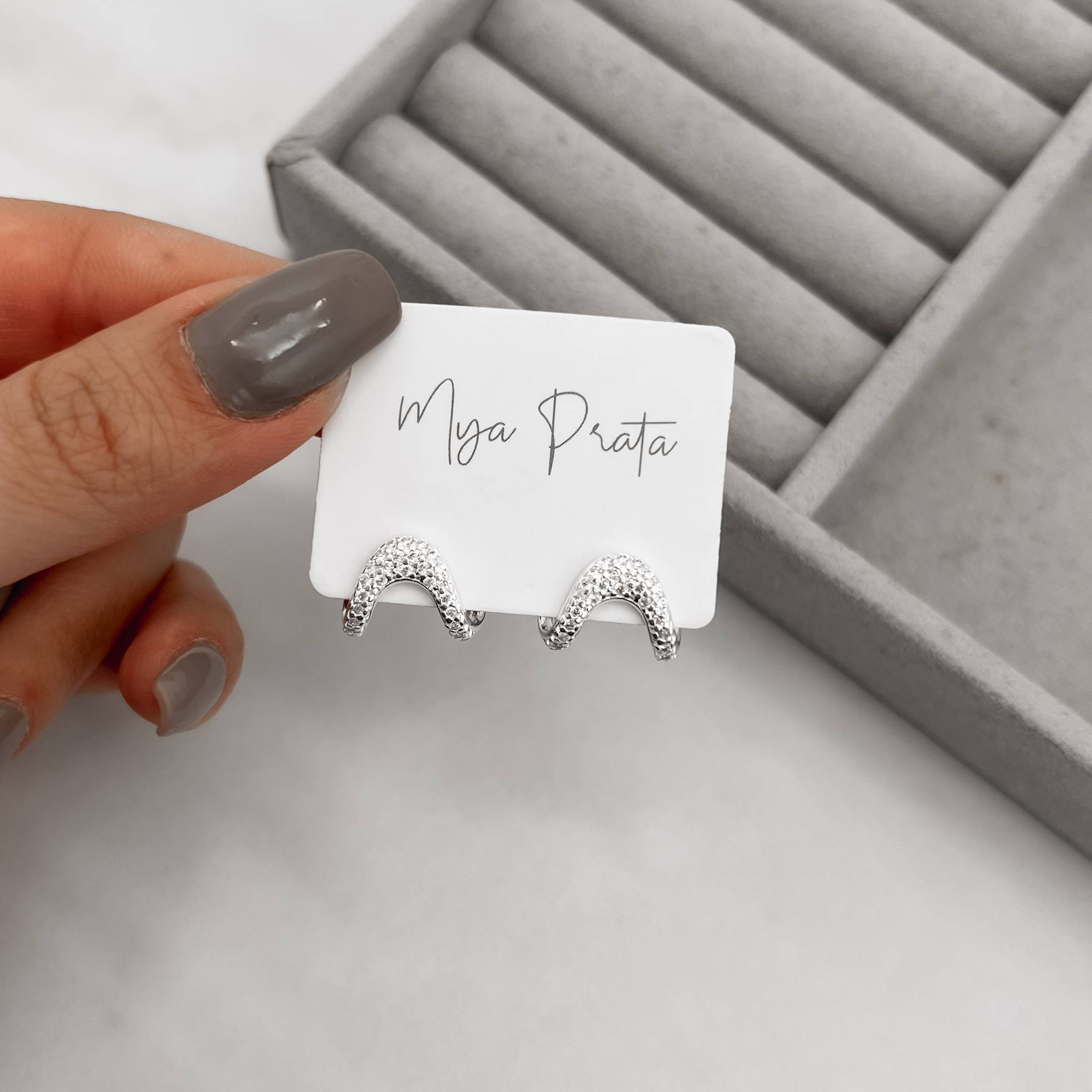 Brinco curva toda cravejada 15mm