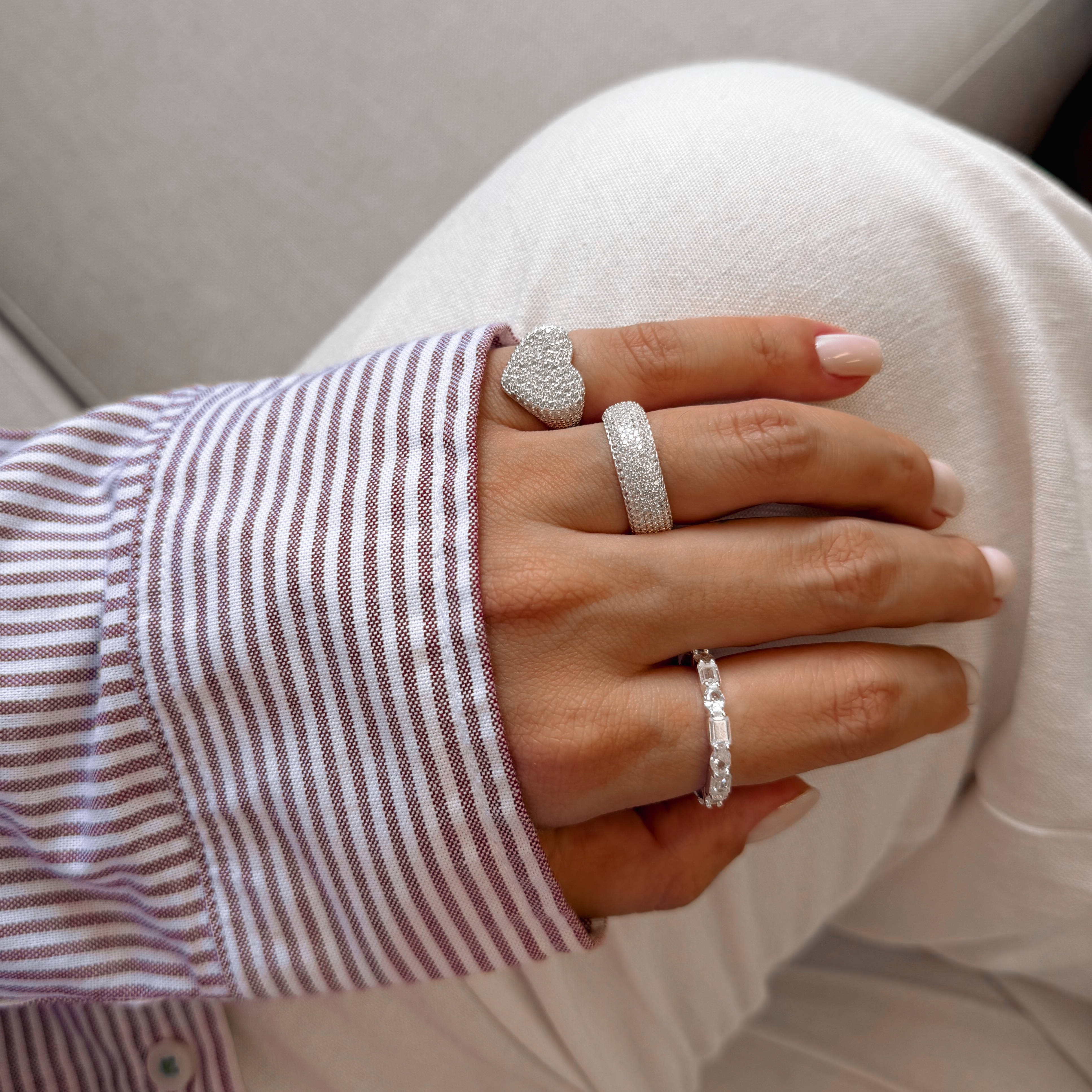 Imagem Secundária Anel cravejado com zircônias retangular e oval