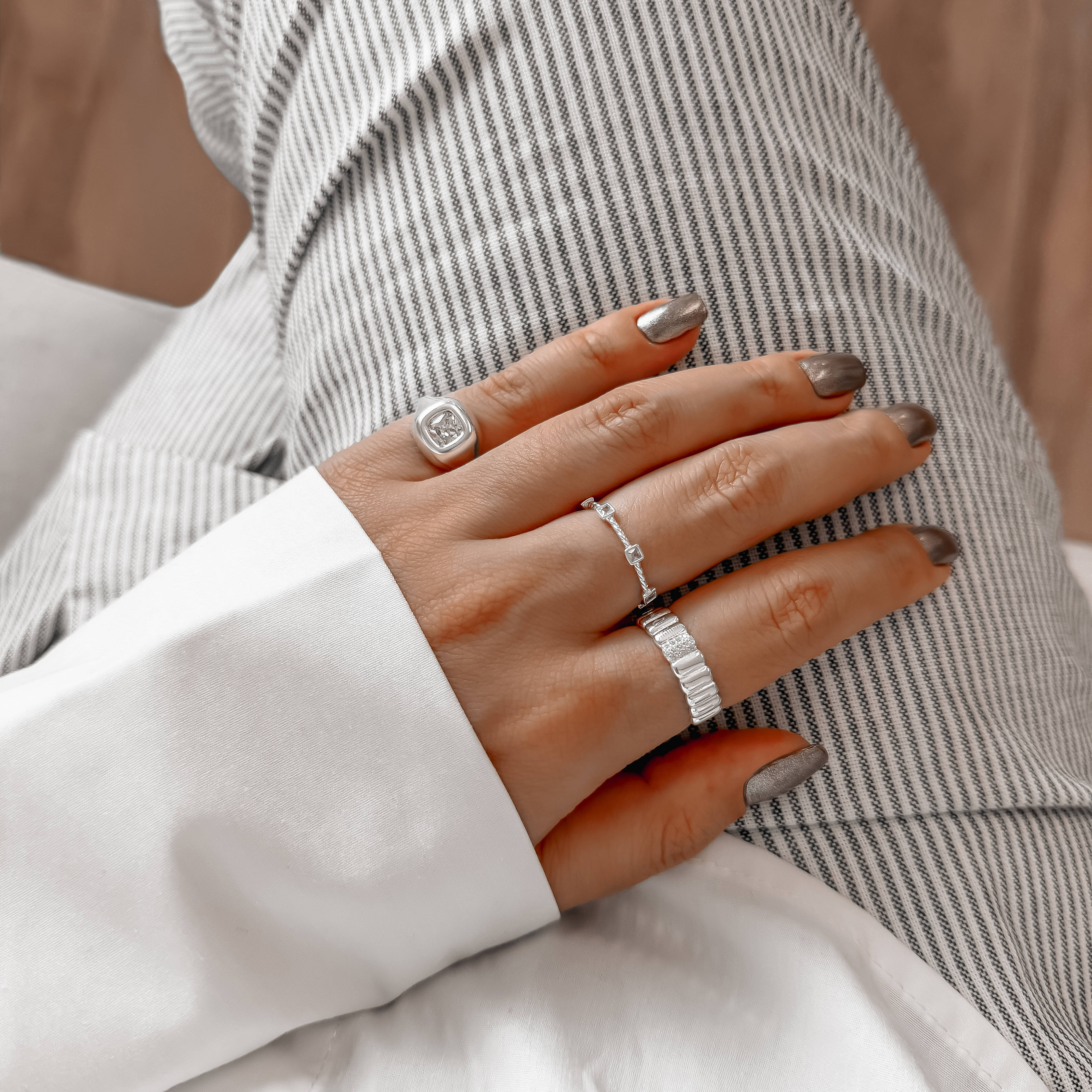 Imagem Secundária Anel torcido com zircônias quadradas