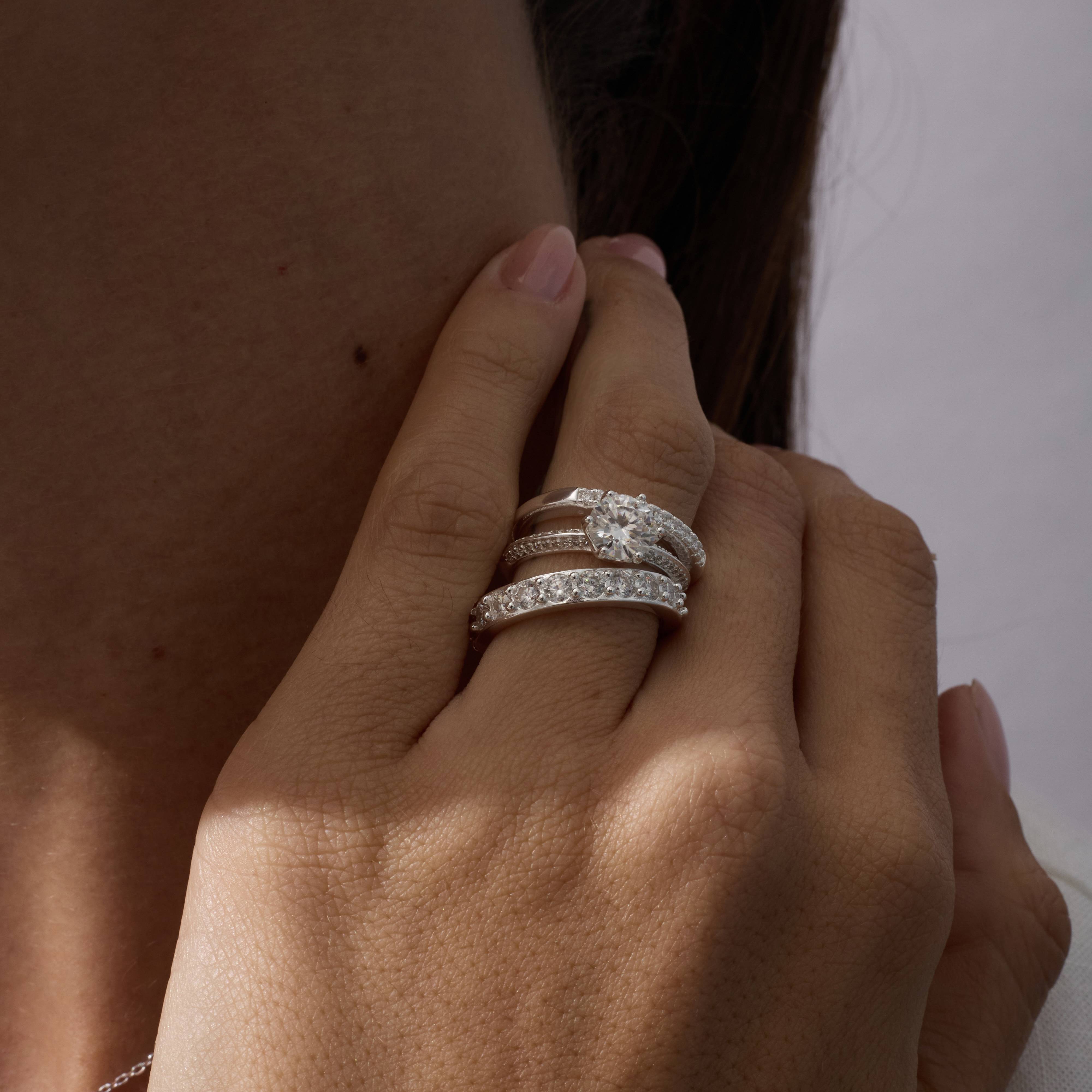 Imagem Secundária Anel aliança cravejada com moissanites 3mm 