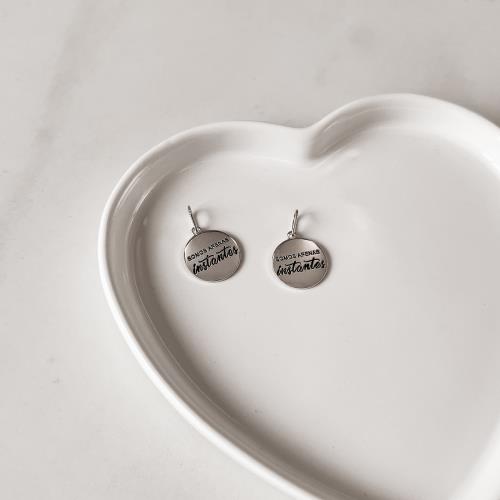 Pingente medalha somos apenas instantes resina 15mm