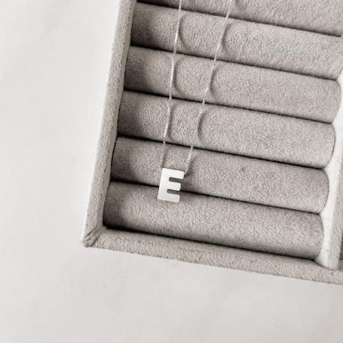 Colar madrepérola letra E 45cm