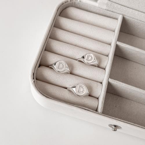 Anel oval letra D cravejada regulável G