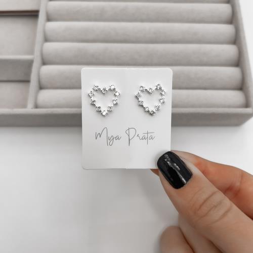 Brinco coração vazado com zircônias 14mm