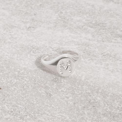 Anel oval letra M cravejada regulável P