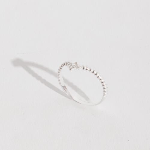 Anel V riscado com zircônias