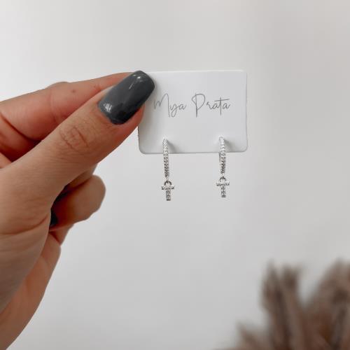 Argola click cravejada 14mm pingente letra T