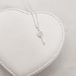 Colar pingente chave detalhe flocos de neve 24mm 45cm