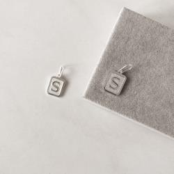 Pingente placa letra S 12mm 