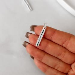 Pingente placa cravejada zircônias cristal e preto 21mm