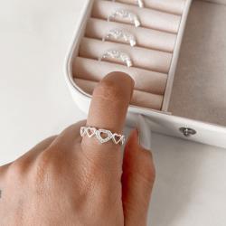 Anel corações vazados detalhe cravejado