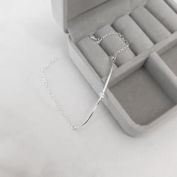 Pulseira entremeio fio rígido com nó