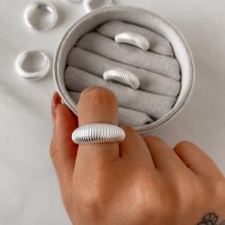 Anel largo detalhe riscado