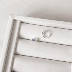 Argola click cravejada 11mm detalhe zircônia retangular lilás