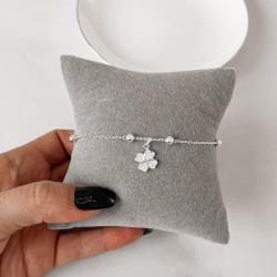 Pulseira entremeio bolas com pingente trevo cravejado 10mm