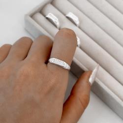 Anel reto cravejado detalhe riscado