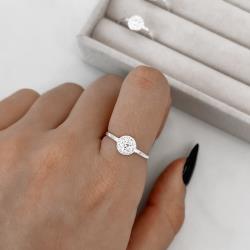 Anel solitário redondo cravejado