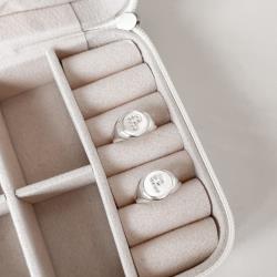 Anel letra P cravejada dedinho