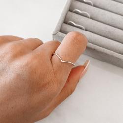 Anel V desenhado fino