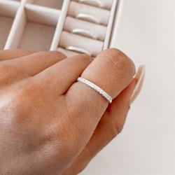 Anel meia aliança cravejada cristal fina