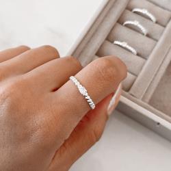 Anel solitário detalhe corações