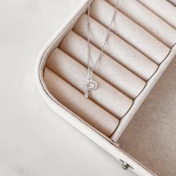 Colar pingente letra P cravejada 10mm 45cm