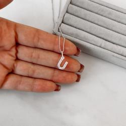 Colar pingente letra U cravejada 9mm 45cm